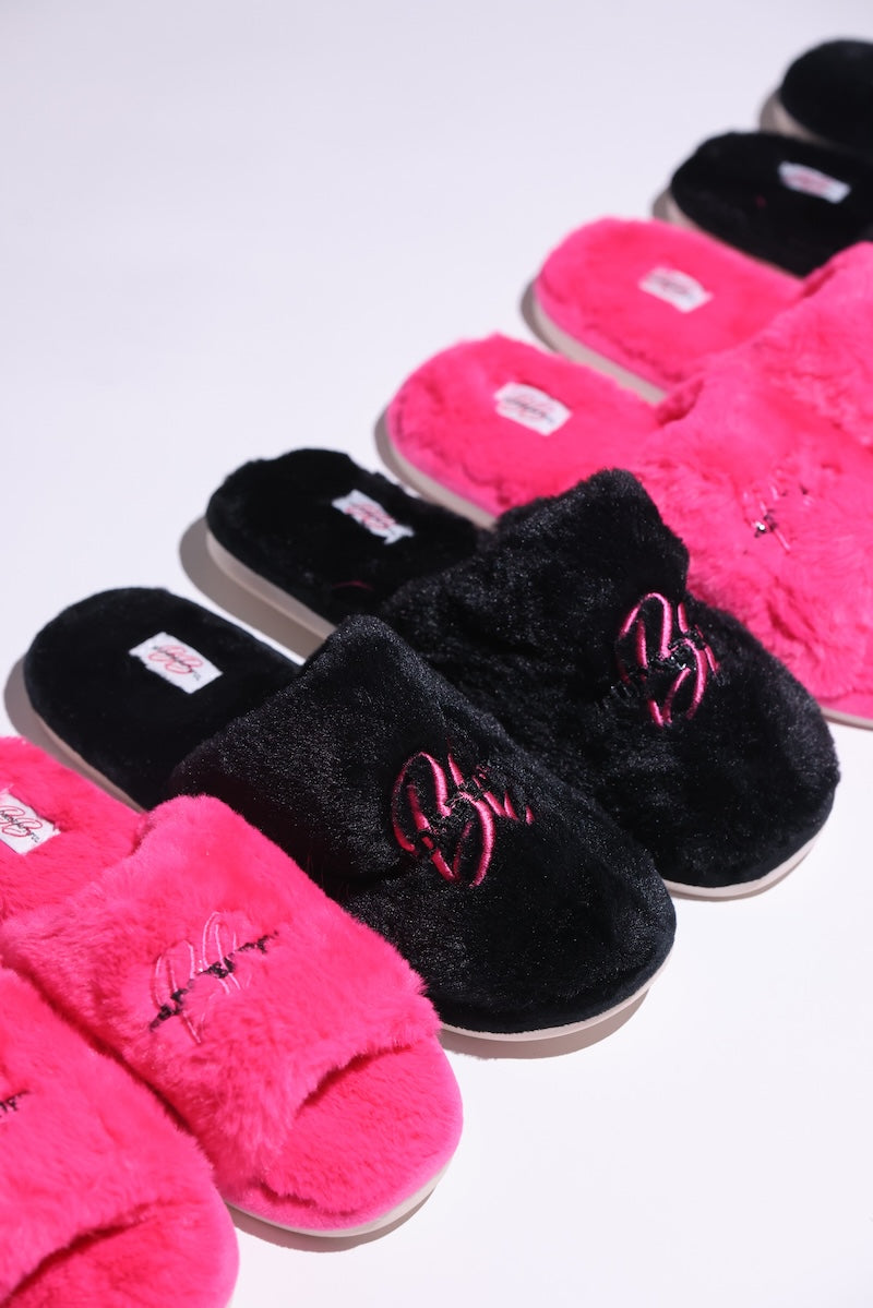 BLACK SIGNATURE CLOSED TOE SLIPPERS