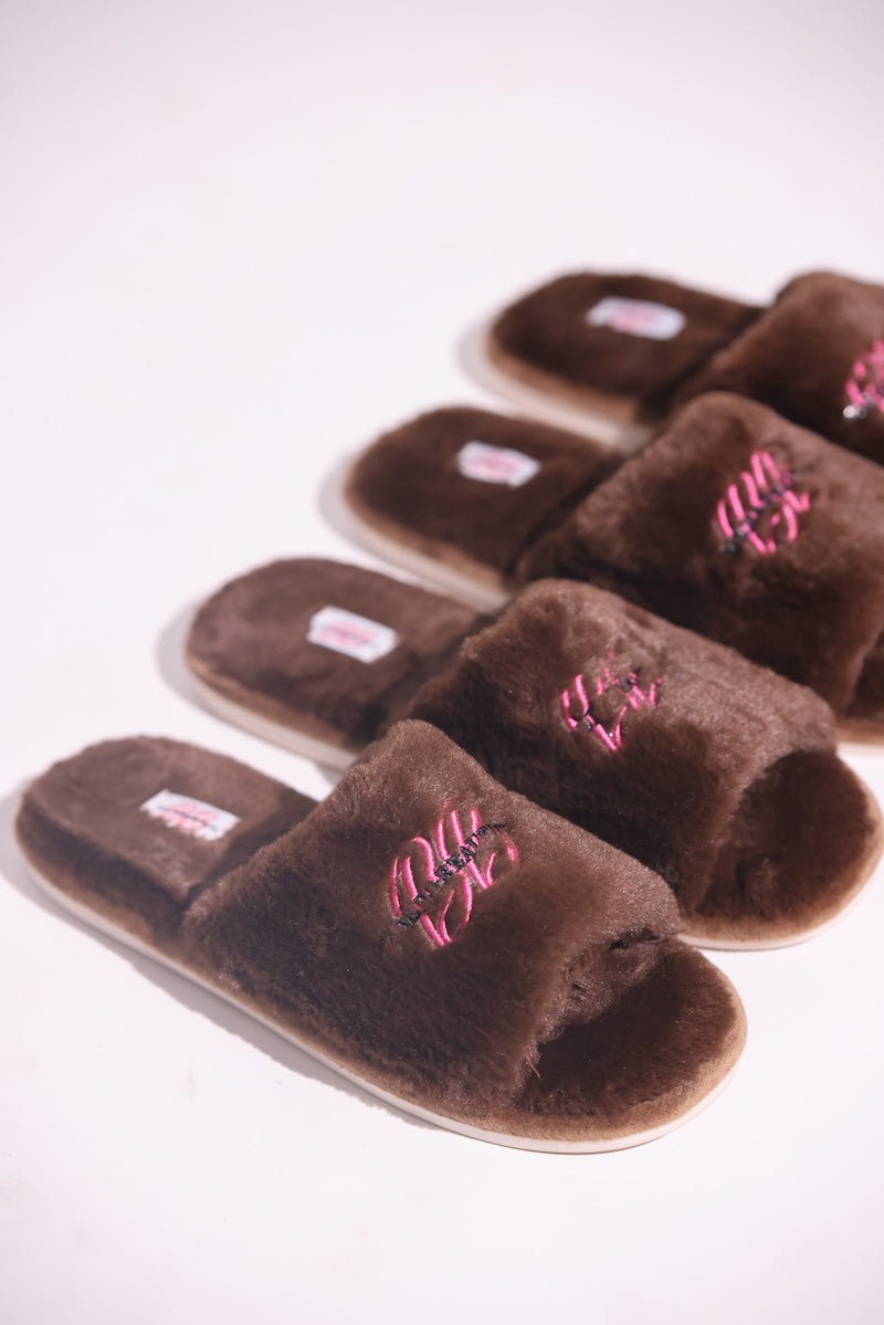 BROWN SIGNATURE OPEN TOE SLIPPERS