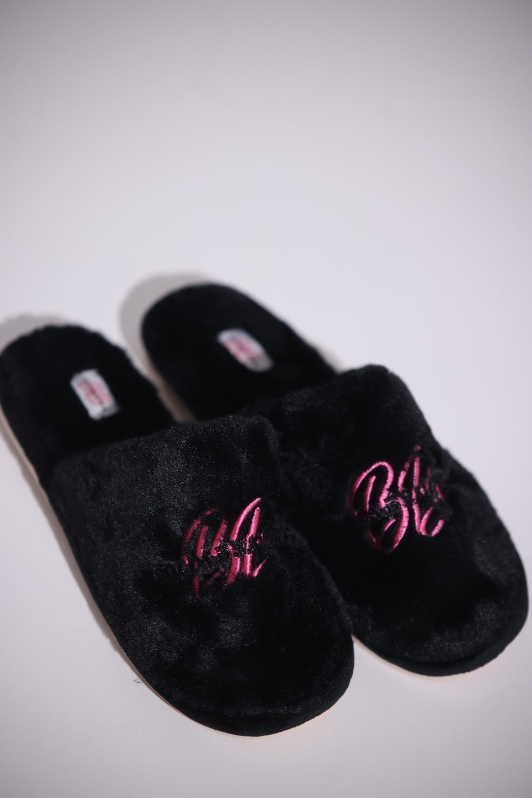 BLACK SIGNATURE CLOSED TOE SLIPPERS