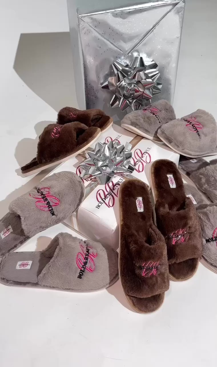 BROWN SIGNATURE OPEN TOE SLIPPERS